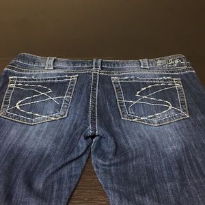 Women’s Silver Jean Capris. Size33.